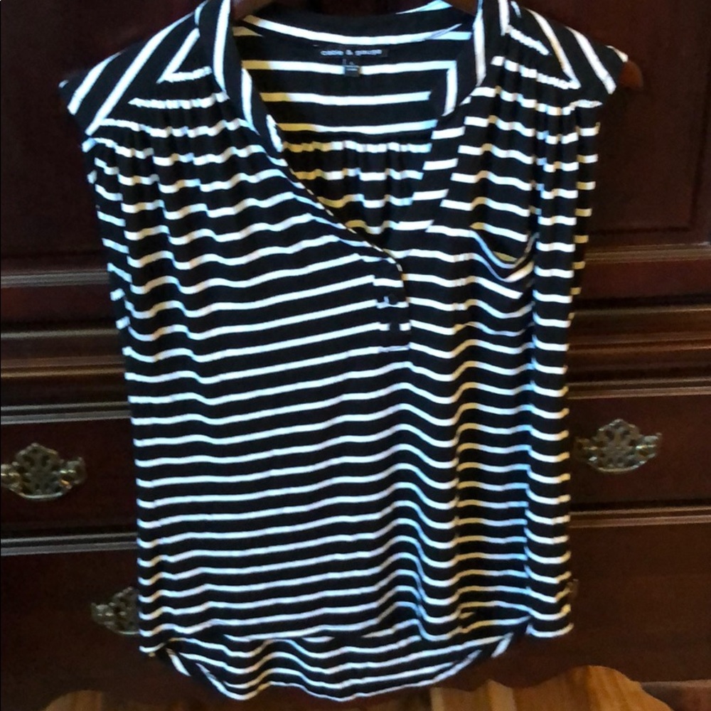 Cable & Gage high/low black & white top!
